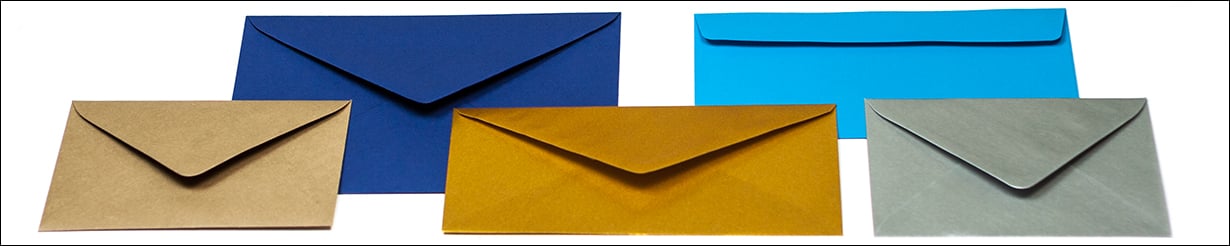 Große Auswahl an bunten Briefumschlägen und Kuverts